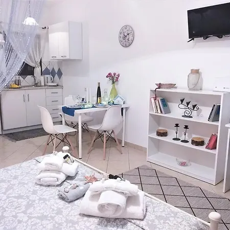 Adelia's Luxury Studio Mantouki
