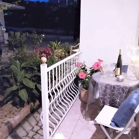 Adelia's Luxury Studio Apartment Mantouki