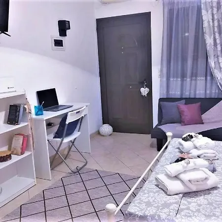 Adelia's Luxury Studio Apartment Mantouki